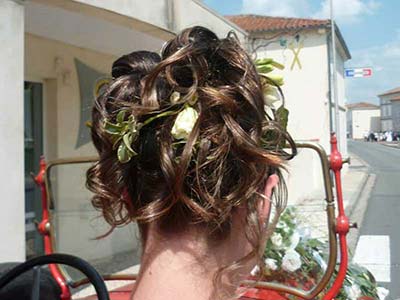 Coiffure de mariée bouclée