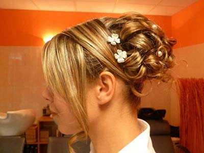 Coiffure de mariée bouclée